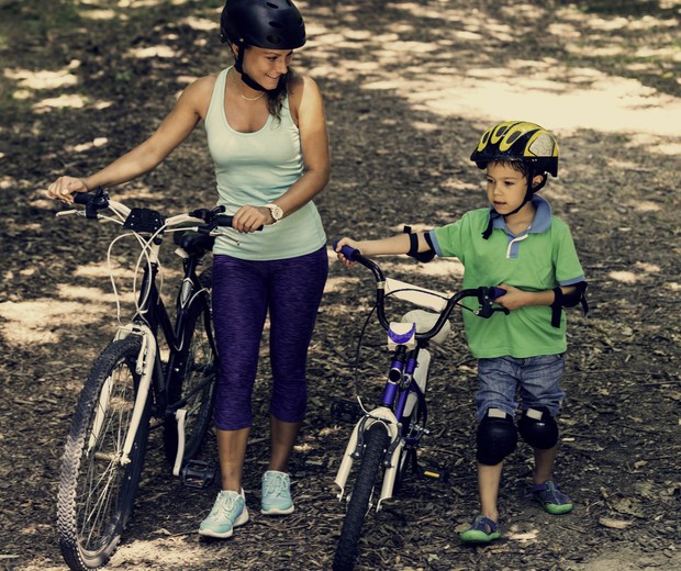 Mostre à criança o quanto é divertido andar de bicicleta (Foto: ThinkStock)