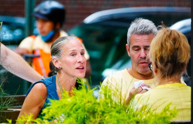 NEW YORK, NEW YORK - JULY 18: Sarah Jessica Parker and Andy Cohen are seen at Anton's on July 18, 2021 in New York City. (Photo by Gotham/GC Images) (Foto: GC Images)