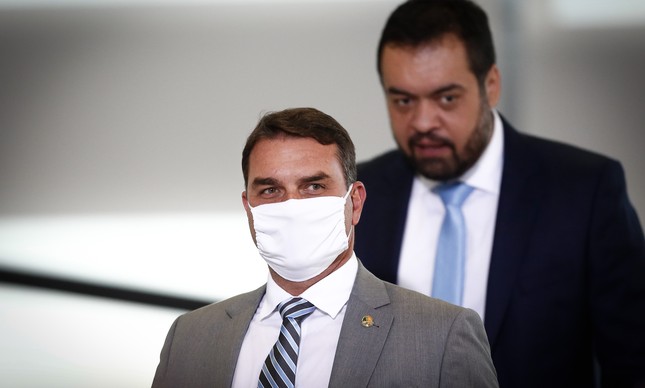 O senador Flávio Bolsonaro (PL-RJ, em primeiro plano) e o governador do Rio, Cláudio Castro (PL)