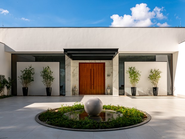 Casa de 1400 m² com jardim, piscina e área social integrada (Foto: Fávaro Jr. )