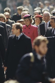 Diana usa terninho rosa Victor Edelstein e chapéu Frederick Fox em Vienna, na Áustria, em 1986