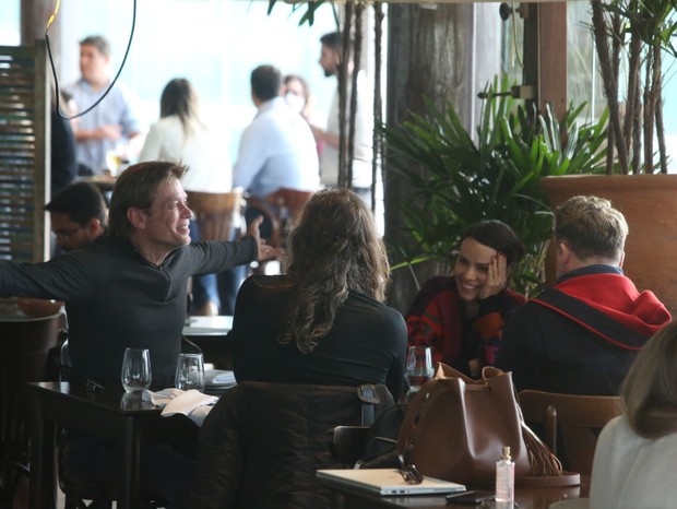 Fabio Assunção e Débora Falabella almoçam com amigos no Rio de Janeiro (Foto: AgNews/Edson Aipim)