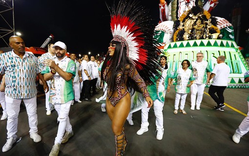 Viviane Araújo é rainha de bateria da Mancha Verde