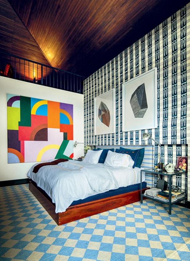 Décor do dia: crash de estampas e cores em quarto de casal (Foto: FOTOS BEN HOFFMAN)