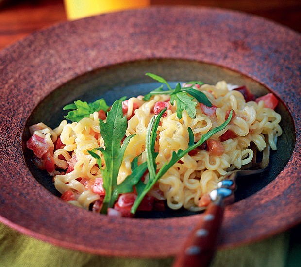 Macarrão com requeijão, tomate e bacon (Foto: Rogério Voltan/Editora Globo)