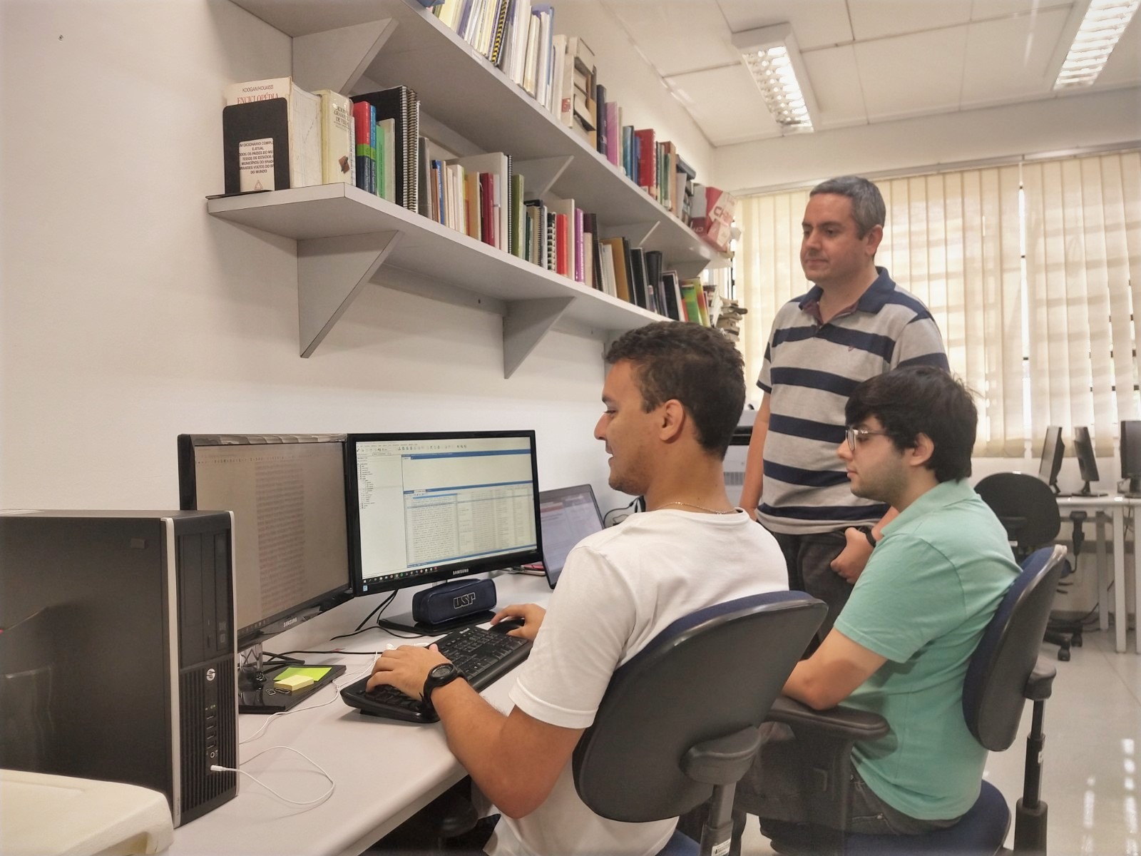 Pesquisadores desenvolvem a ferramenta no laboratório do NILC (Núcleo Interinstitucional de Linguística Computacional) (Foto: Denise Casatti – Assessoria de Comunicação do ICMC/USP)