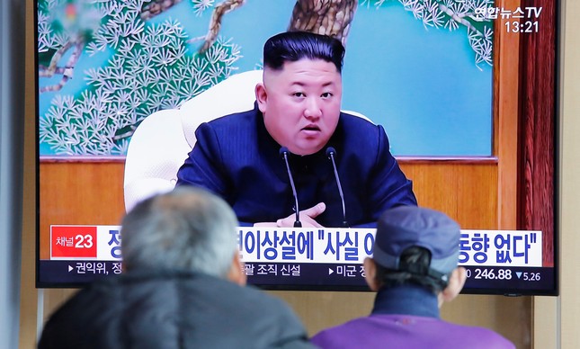 Sul coreanos assistem às notícias sobre o ditador do país vizinho, Kim Jong-un