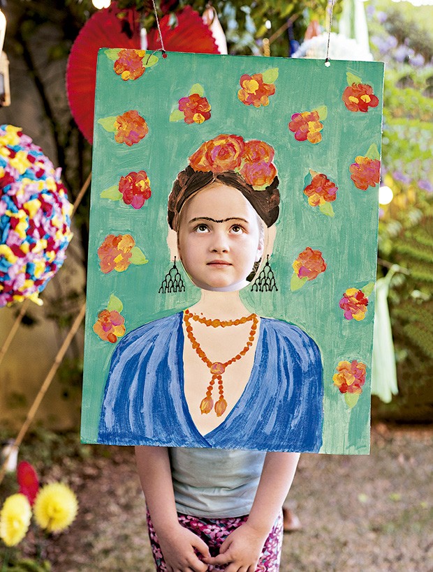 Que criança não gosta de pintar? A brincadeira, aqui, é colocar a mão no guache e reproduzir o busto de uma pessoa famosa – neste caso, da musa Frida Kahlo – em um pedaço de papelão. Aí, é só fazer um buraco no rosto e tirar fotos divertidíssimas. (Foto: Elisa Correa/Editora Globo)