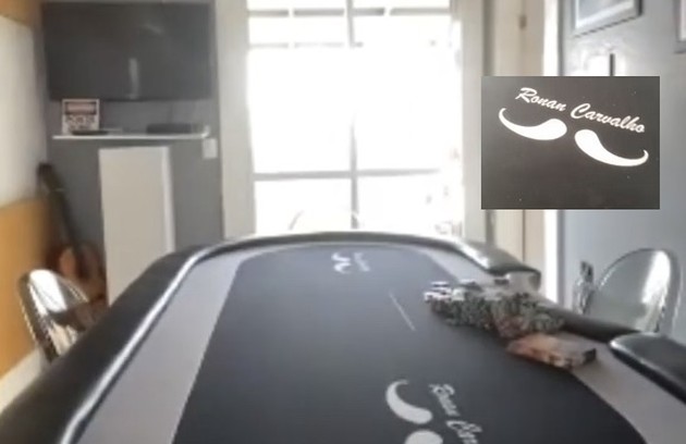 Outra aquisição foi uma mesa de pôquer personalizada com o nome do marido. O desenho é uma referência ao bigode dele (Foto: Reprodução/YouTube)