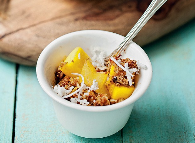 Crumble de carambola com manga e coco (Foto: Elisa Correa/ Editora Globo)