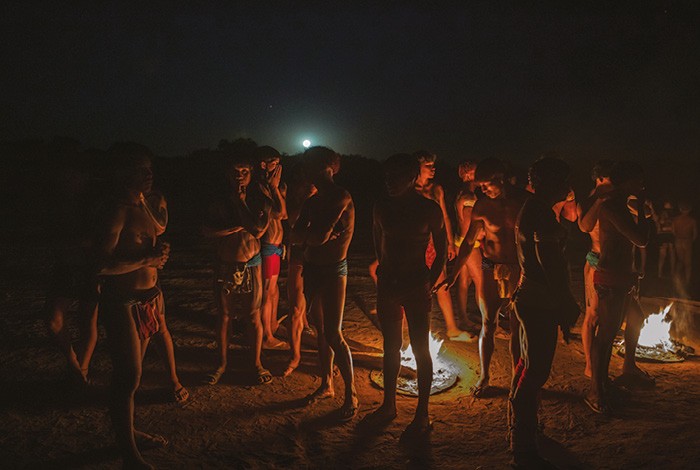 Na noite que antecede o huka- -huka, nenhum dos lutadores pode comer nem dormir. Para os povos indígenas do Xingu, aqueles que adormecem e sonham irão perder (Foto: Ricardo Teles)