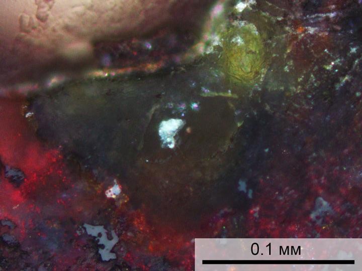 Composto associado ao surgimento da vida na Terra é encontrado no Mar Morto. Acima: O agregado verde-amarelo é o ciclofosfato, rodeado por uma complexa assembléia de fosfato (área de cor vermelha) (Foto: Britvin et al / Geology, 2020)