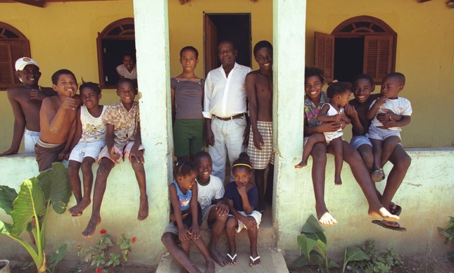Família que recebeu título de propriedade em área de antigo quilombo, na Praia Rasa, em 2000