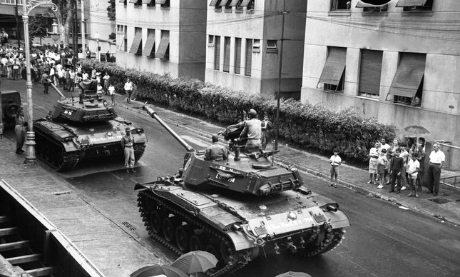 Tanques do exército cruzam a rua Gago Coutinho, em Laranjeiras, no dia 1º de abril de 1964