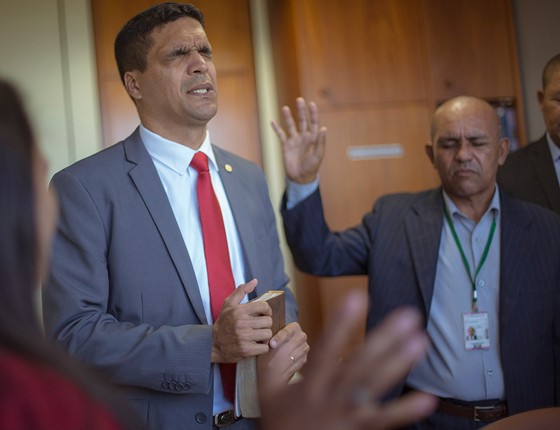 Daciolo recebe fiéis no gabinete, lidera um grupo de orações e usa um cajado para o que chama de caminhadas espirituais (Foto: DANIEL MARENCO/AGÊNCIA O GLOBO)