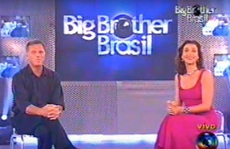 Marisa Orth chegou a dividir a apresentação com Pedro Bial na primeira edição do 'Big Brother Brasil'. Porém, seu desempenho não agradou e, após algumas semanas, ela acabou afastada sem se despedir dos participantes, que estranharam sua ausência Reprodução