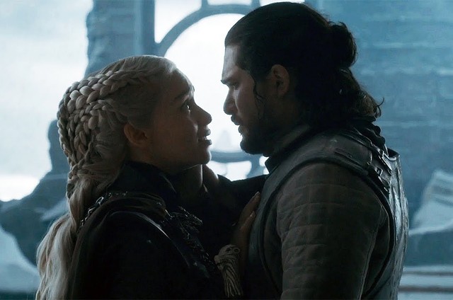 Emilia Clarke e Kit Harington no último episódio de 'Game of Thrones' (Foto: HBO)