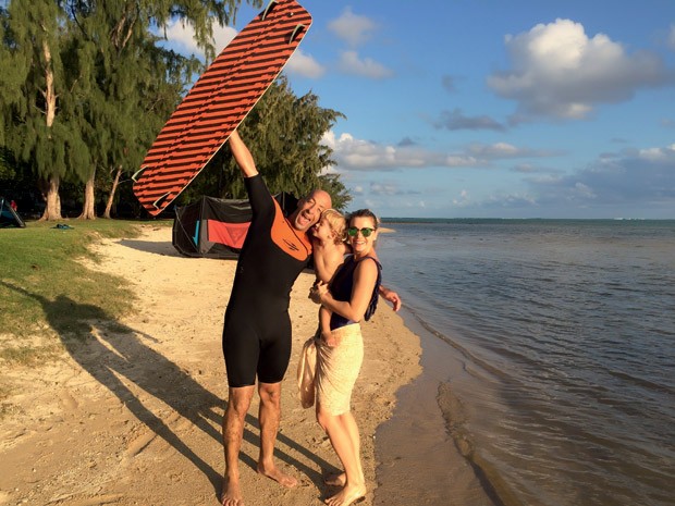 Além de surfar ondas gigantescas, Sylvio pratica esportes de aventura, como o Kitesurf. Aqui, a família se diverte nas ilhas Maurício (África Oriental).  (Foto: Acervo pessoal)