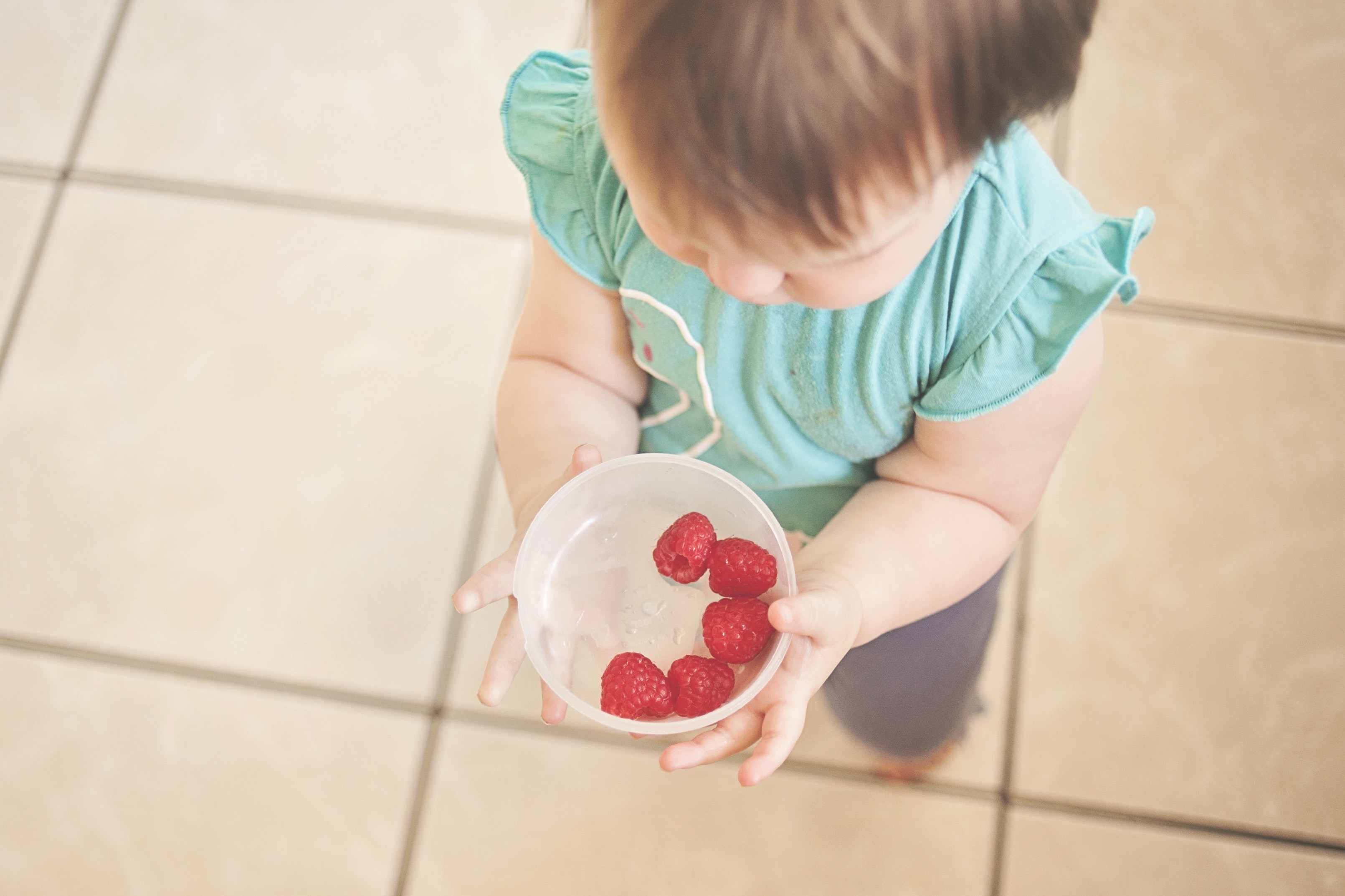 Criança se alimentando de morangos (Foto: Pixabay/Pexels)