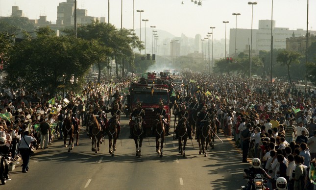 Funeral digno de um herói nacional para Senna, em São Paulo