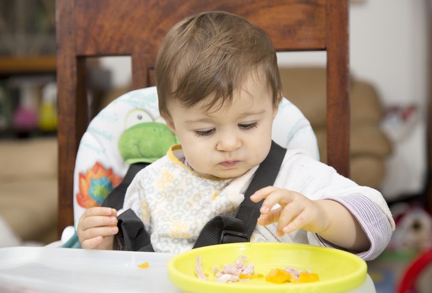 Bebê comendo papinha (Foto: Thinkstock)