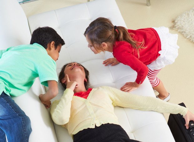 Mãe cansada, filhos cheios de energia (Foto: Thinkstock)