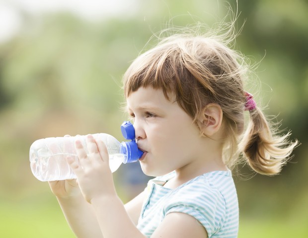 crianca_bebendo_agua (Foto: ThinkStock)