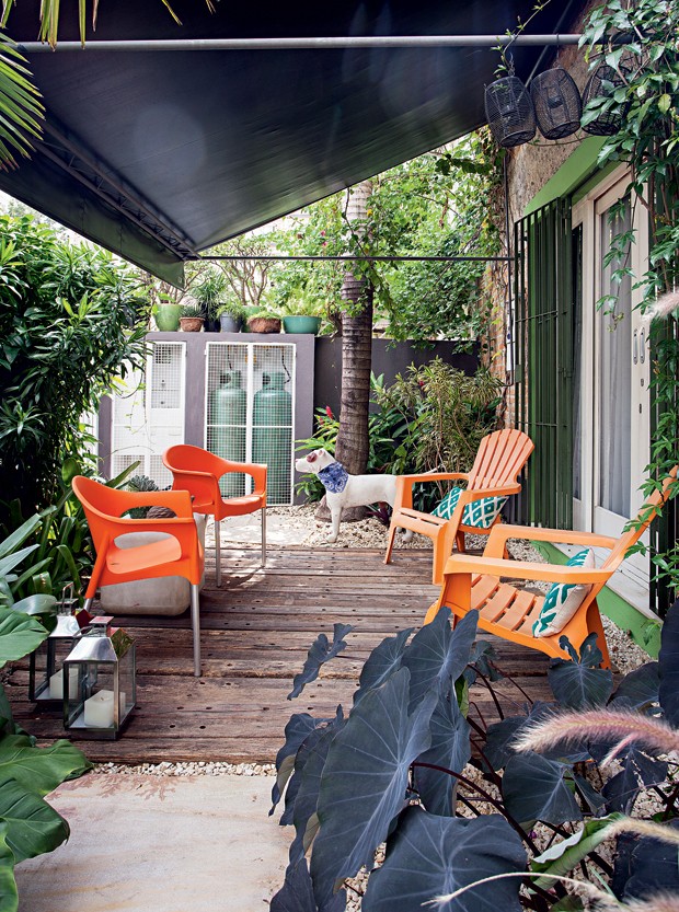 A área em frente à casa ganhou a cobertura de um toldo, da Verão Toldos, e piso de cruzetas, da Taúna. Em primeiro plano, inhame-preto. Nos fundos, alpínia. Lanternas da L’Oeil (Foto: Gui Morelli/Editora Globo)