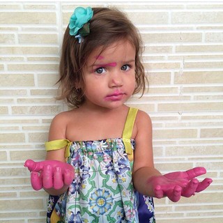 Parece tinta, mas não é. A Sofia, 3 anos, aproveitou enquanto a mãe dirigia para pegar o batom dentro da bolsa dela. "O resultado é essa lambuzeira toda! Só vi na hora que fui tirá-la do carro", contou a mãe, Tatiane Fernandes, 29, de Valinhos (SP)