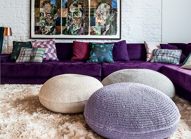 Os tons de roxo são uma das características do estilo bohemian. No projeto do arquiteto Thiago Passos, foram usado no sofá, nas almofadas desparceiradas e nos pufes (Foto: Lufe Gomes/Editora Globo)