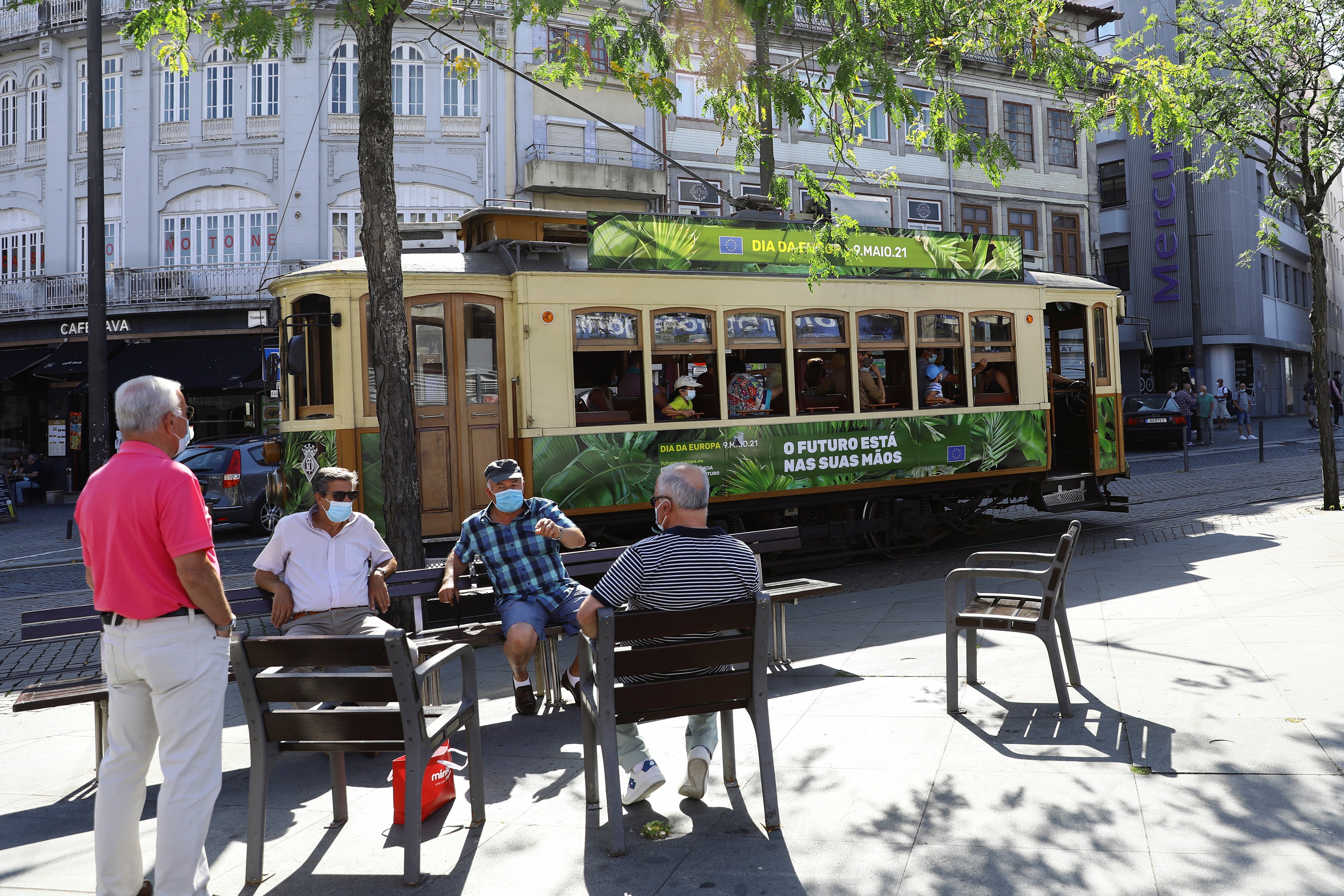 Pessoas reunidas em uma rua do Porto 