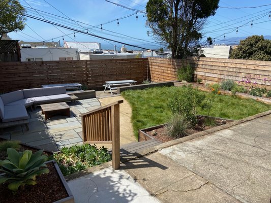 Photo of Logiculture - San Francisco, CA, US. a backyard with a wooden fence and a bench