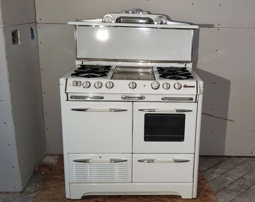 Photo of Reliance Appliance & Antiques - Berkeley, CA, US. Look at the shine! You can see the rack through the glass to the oven door. Even the lights work now.