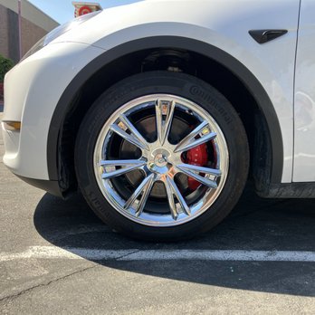 Normally, Tesla Y RWD doesn't have this red caliper option. However, I always felt like this car deserves a better look