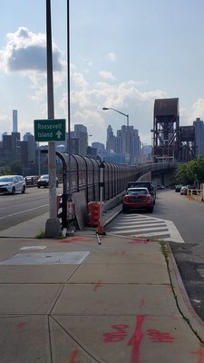 Photo of Roosevelt Island Bridge - Manhattan, NY, US.