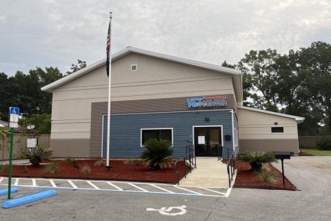 Picture of front of Pensacola Vet Center with flagpole and entrance