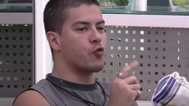 Arthur Aguiar comendo jujubas no BBB 22