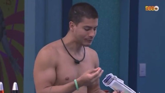 Arthur Aguiar comendo jujubas no "BBB 22"