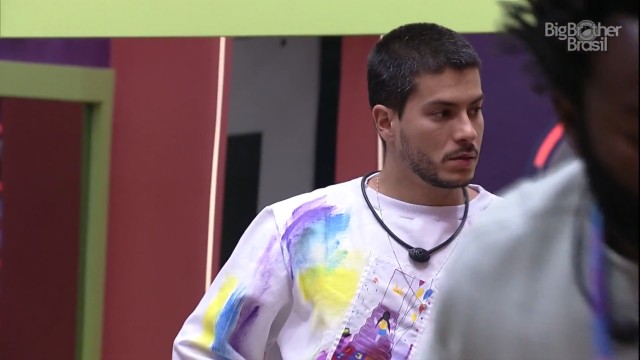 Arthur Aguiar também falou com as emparedadas na sala do 'BBB 22'