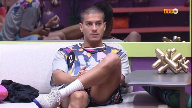 Arthur Aguiar já fez plantão ao lado do big fone no "BBB 22"