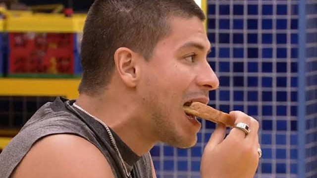 Arthur Aguiar comendo pão no "BBB 22"