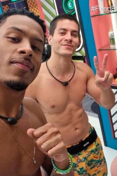 Arthur ainda com a barriga definida em meados de fevereiro, no 'BBB 22': ao lado dele, o amigo PA