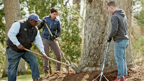 S22 E3: Lee Gilliam and Jenn Nawada help a homeowner with a sloped front yard