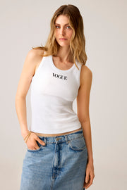 Model stehend mit VOGUE Tank Top Weiß mit Logo-Print 