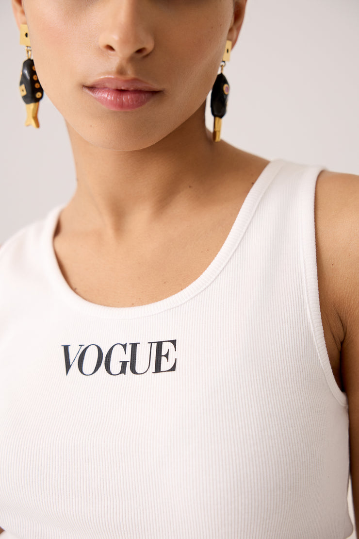 Detailansicht Model stehend mit VOGUE Tank Top Weiß mit Logo-Print