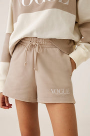 Pantaloncini VOGUE Stripes Edition beige con logo ricamato