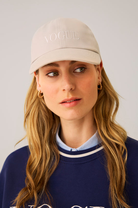 Cappellino VOGUE grigio chiaro con logo ricamato tono su tono