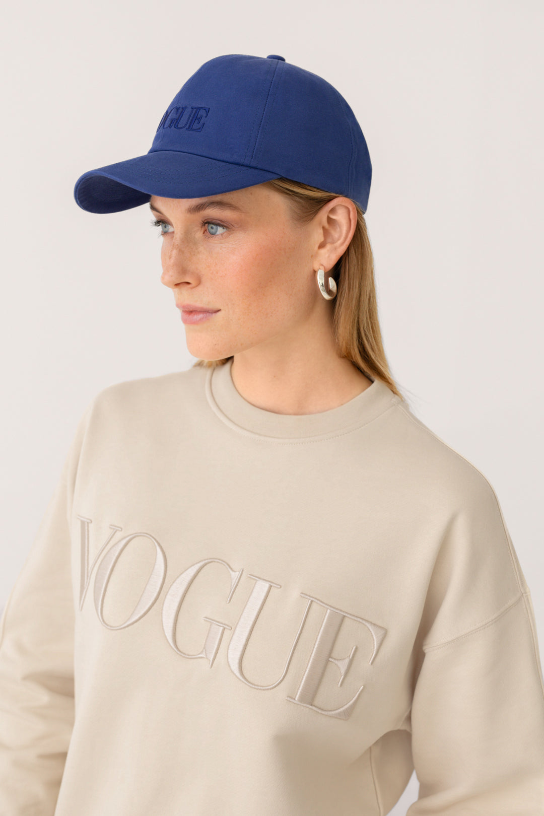 Cappellino VOGUE blu scuro con logo ricamato