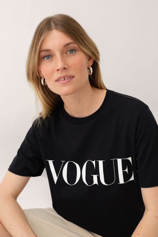 T-Shirt VOGUE nera con logo stampato bianco