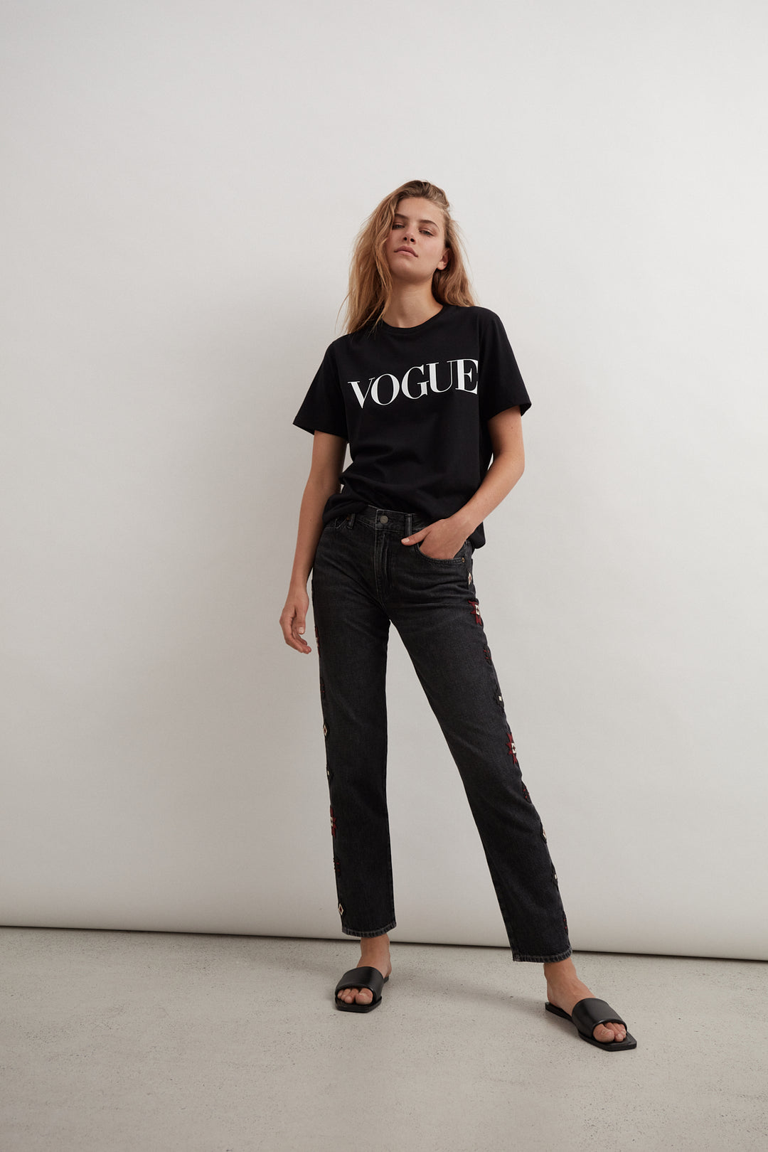 T-Shirt VOGUE nera con logo stampato bianco